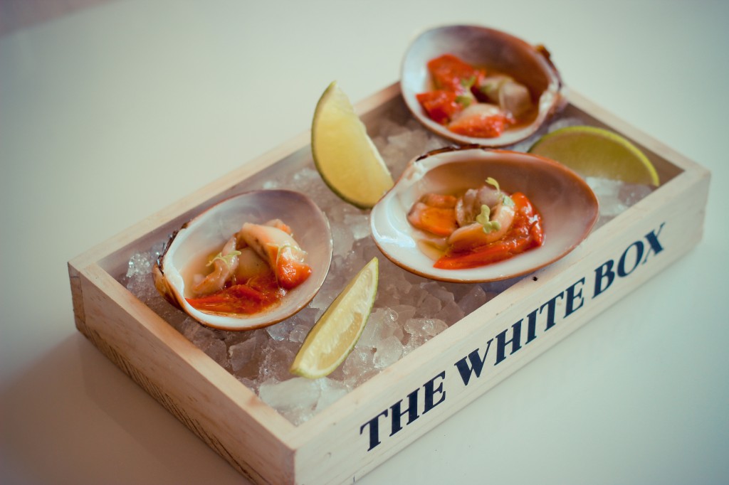 Clams 'au naturel' served on crushed ice