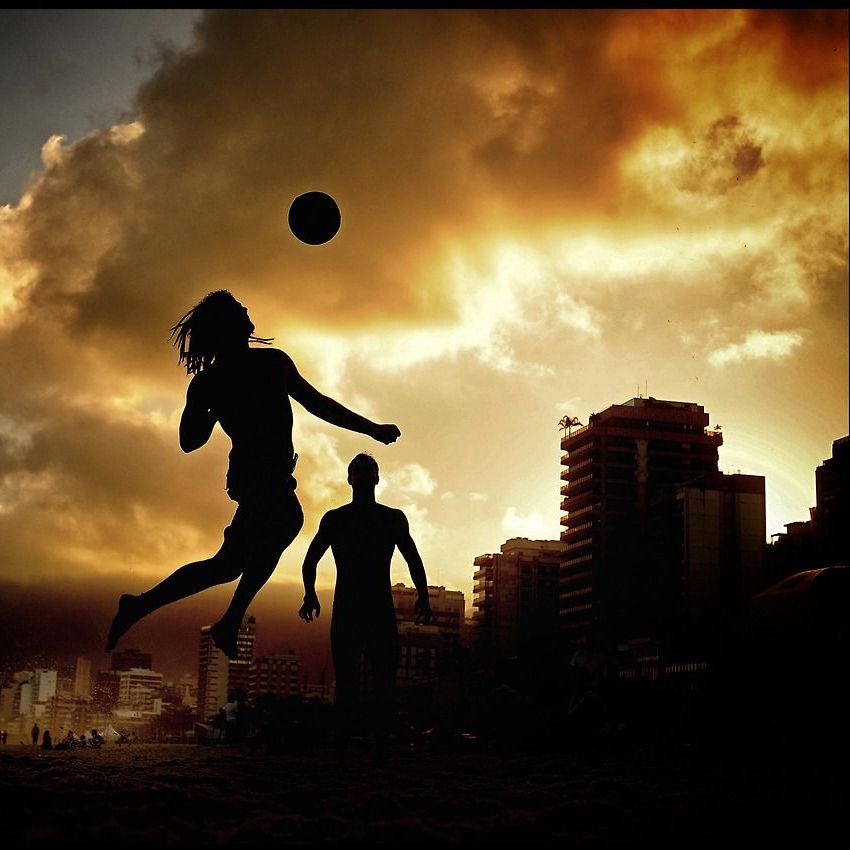 man-plays-football-on-ipanema-beach-hombre-jugar-futbol-playa-ipanema-brasil