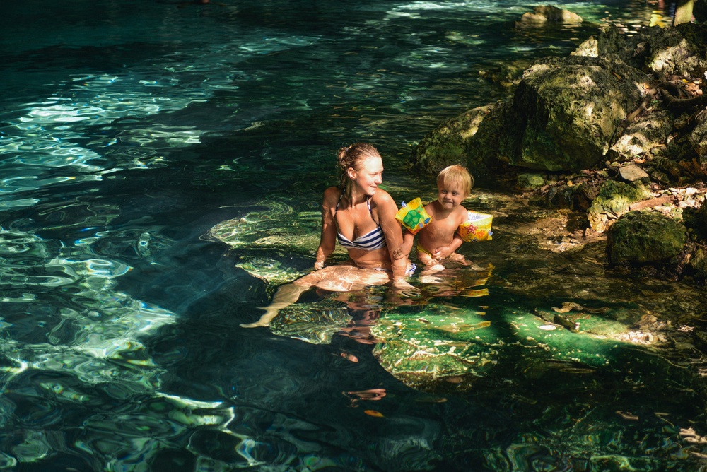 Familia disfrutando en Cenote Dos Ojos