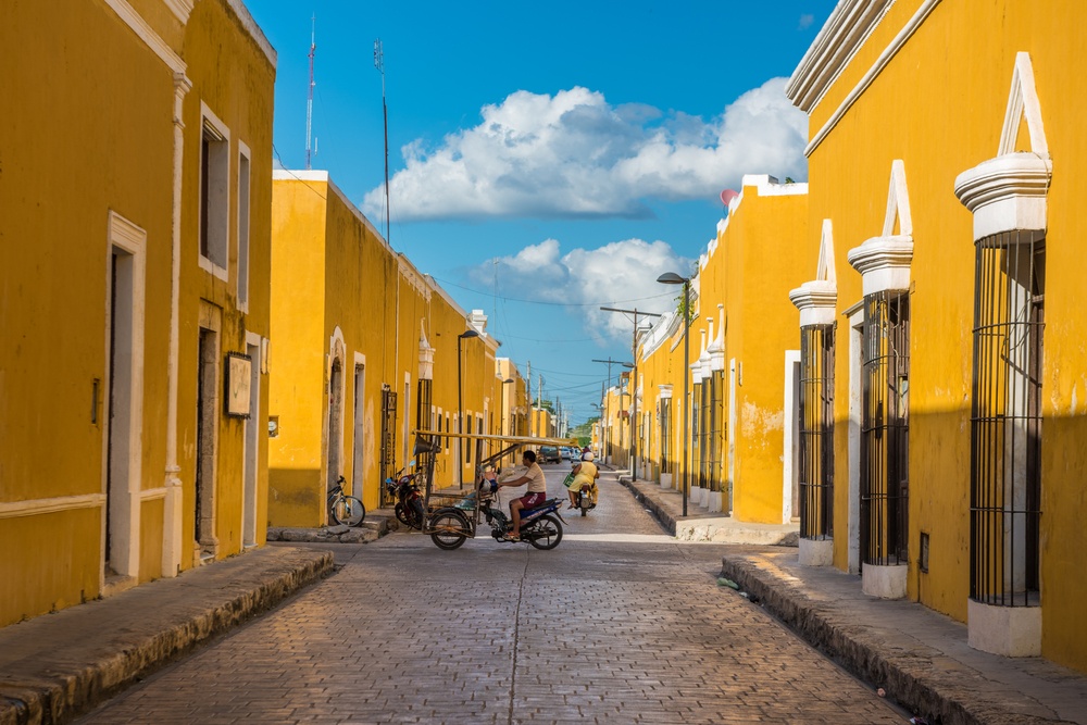 Calles y edificios amarillos en Izamal, México