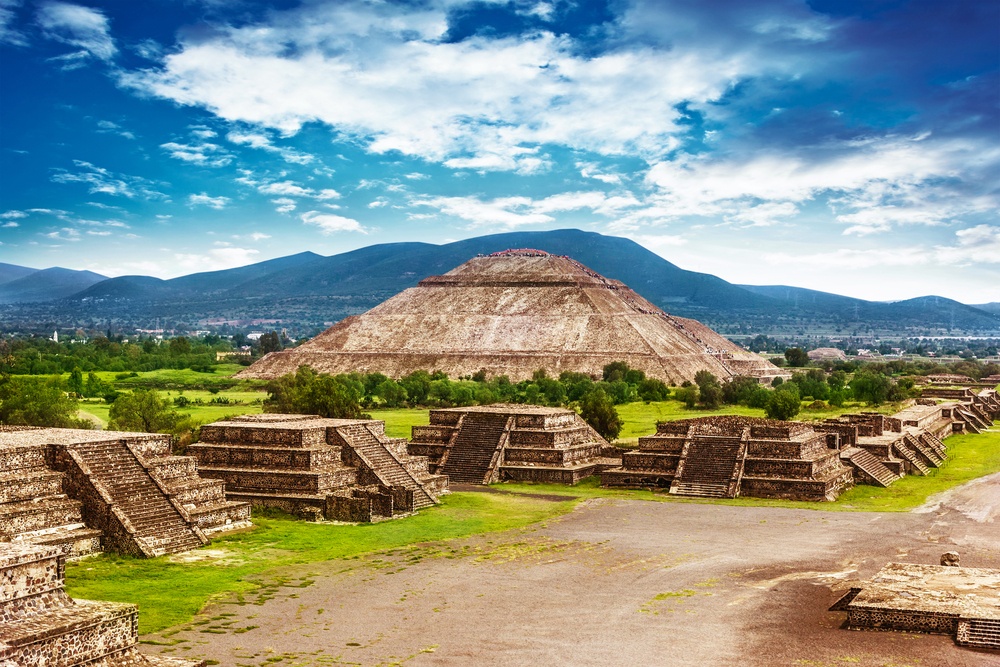The road of the dead, the pyramids and Teotihuacan0