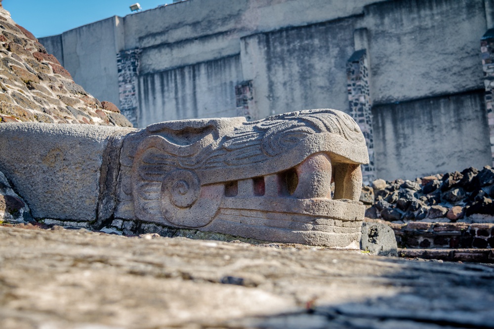 Cabeza ruinas antiguo imperio azteca