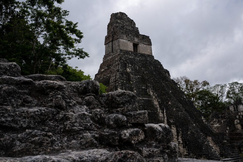 Zona arqueológica Tikal en Peten