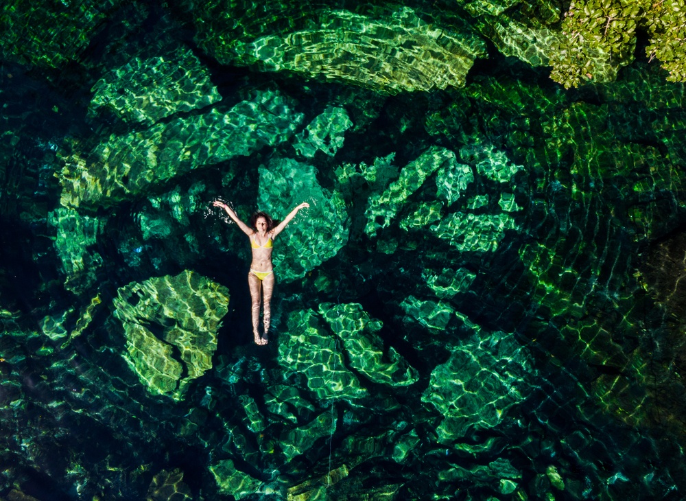 Nadando en el cenote cristalino