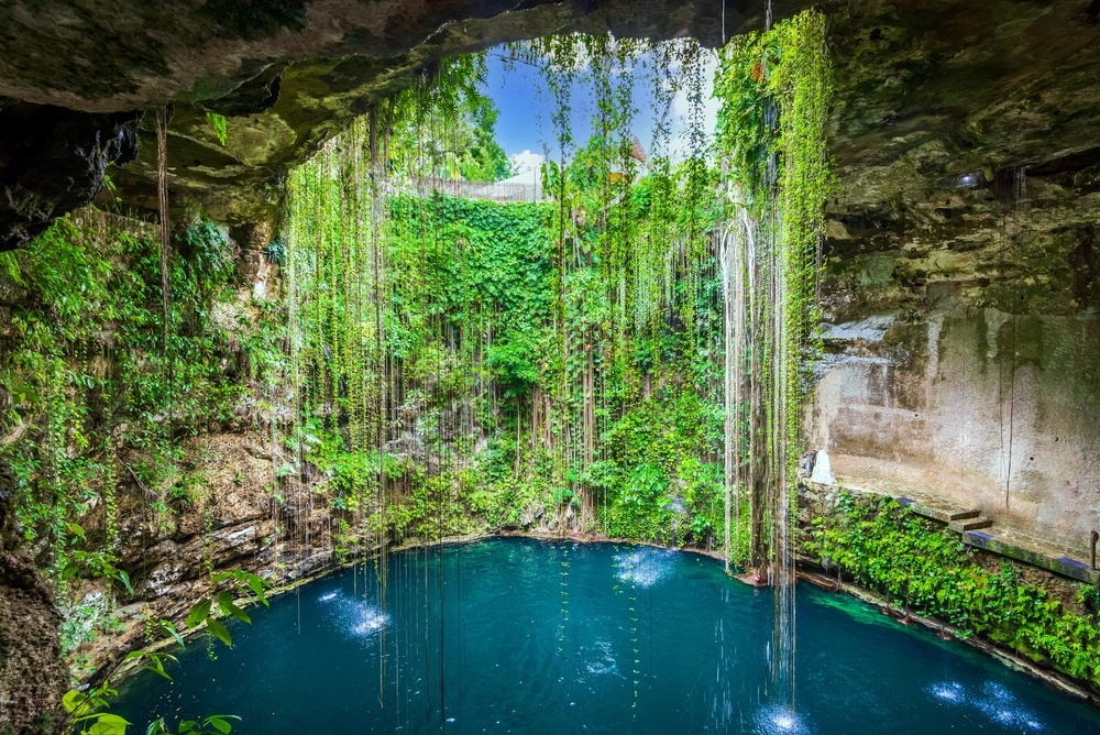 Interior cenote en Riviera Maya